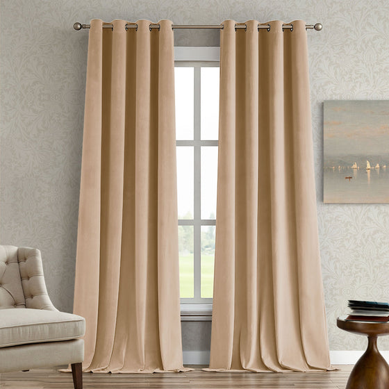 Warmer Sand, Beige Vorhänge in einem Raum mit Stuhl und Tisch.