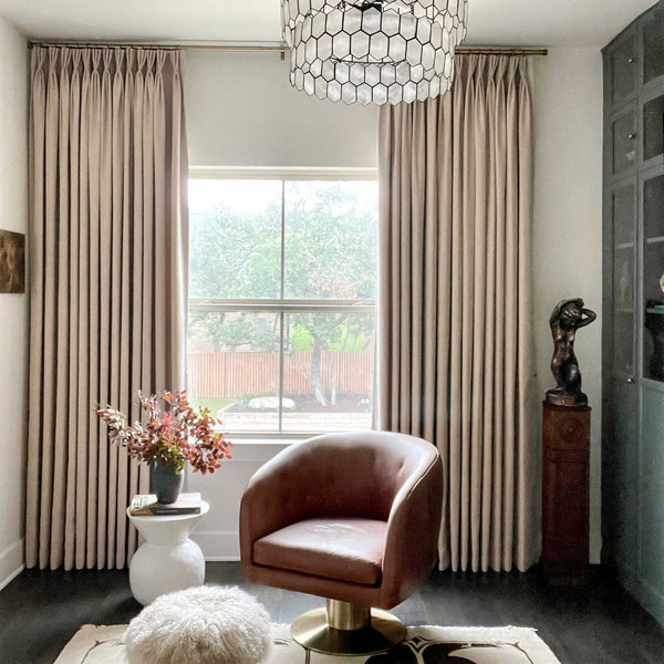 Gabriel Chenille Maßgefertigte Fischgrätmuster-Textur-Vorhänge, beige wärmedämmende geräuschreduzierende Vorhänge flankieren ein Fenster in einem stilvollen Raum.