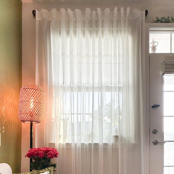 Weiß,Weißer transparenter Vorhang mit einer Lampe und Blumen in einem Zimmer.
